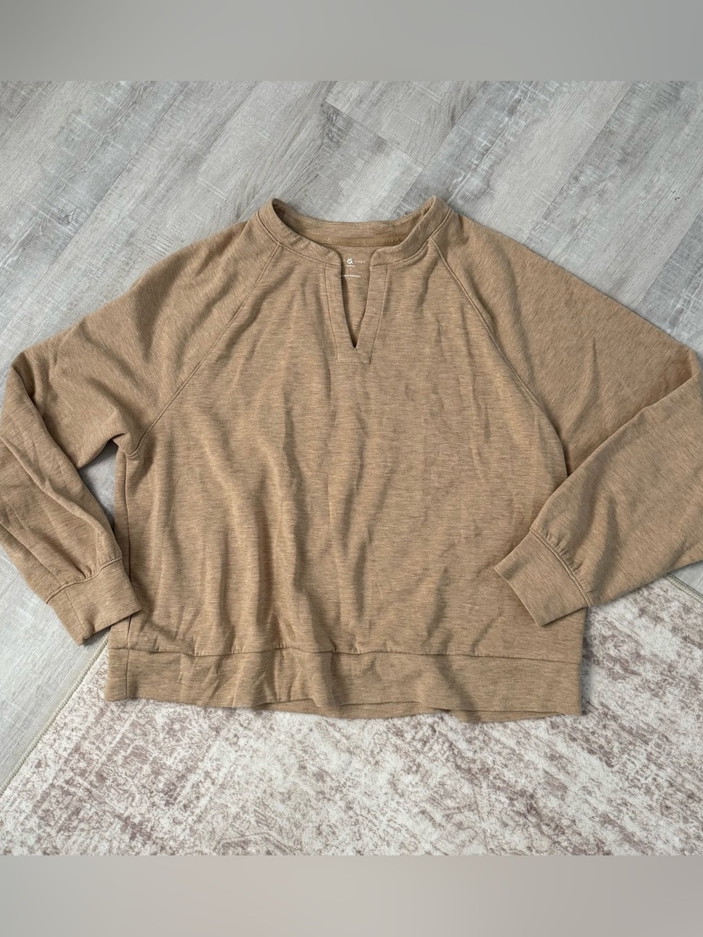 Lou & Grey V-Neck Heathered Camel Raglan Sweatshirt Women’s Large